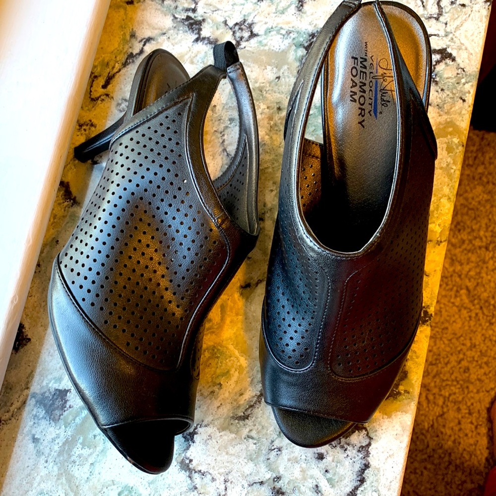 Excellent Condition Life Stride Lazer Cut Out Shootie Slingback Heels Size 8.5